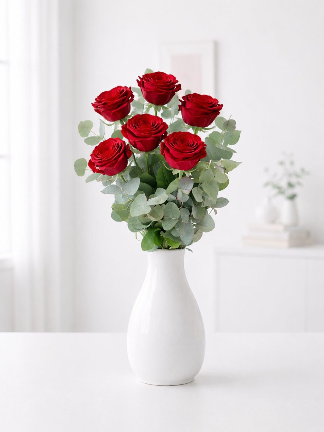Ramo de 6 rosas rojas frescas con eucalipto elaborado por Vitalflora en Valencia