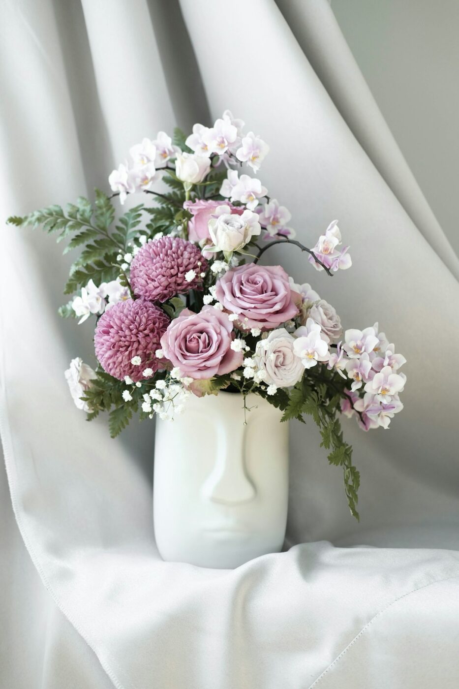 Arreglo floral elegante en jarrón