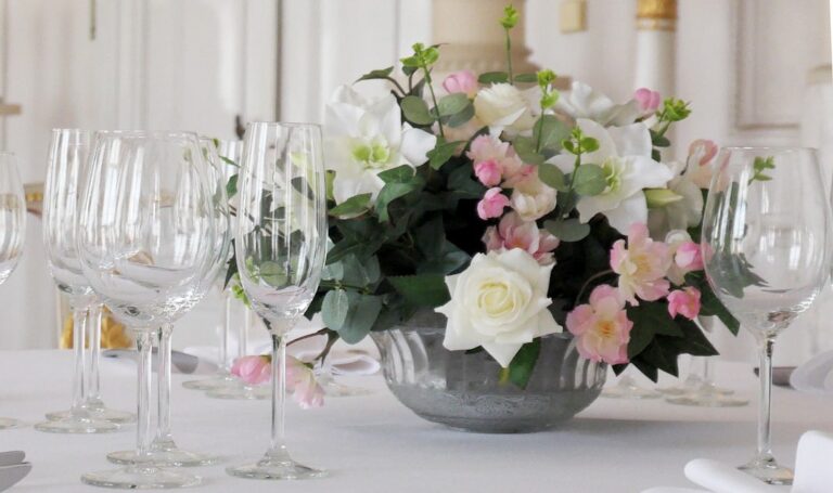 Centro de mesa de boda con rosas y flores en Valencia