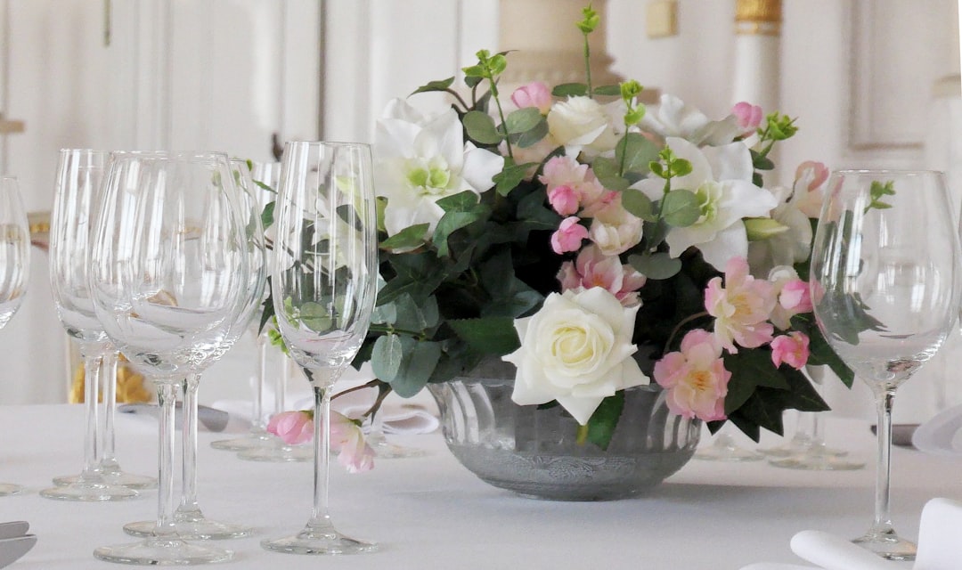 Centro de mesa de boda con rosas y flores en Valencia