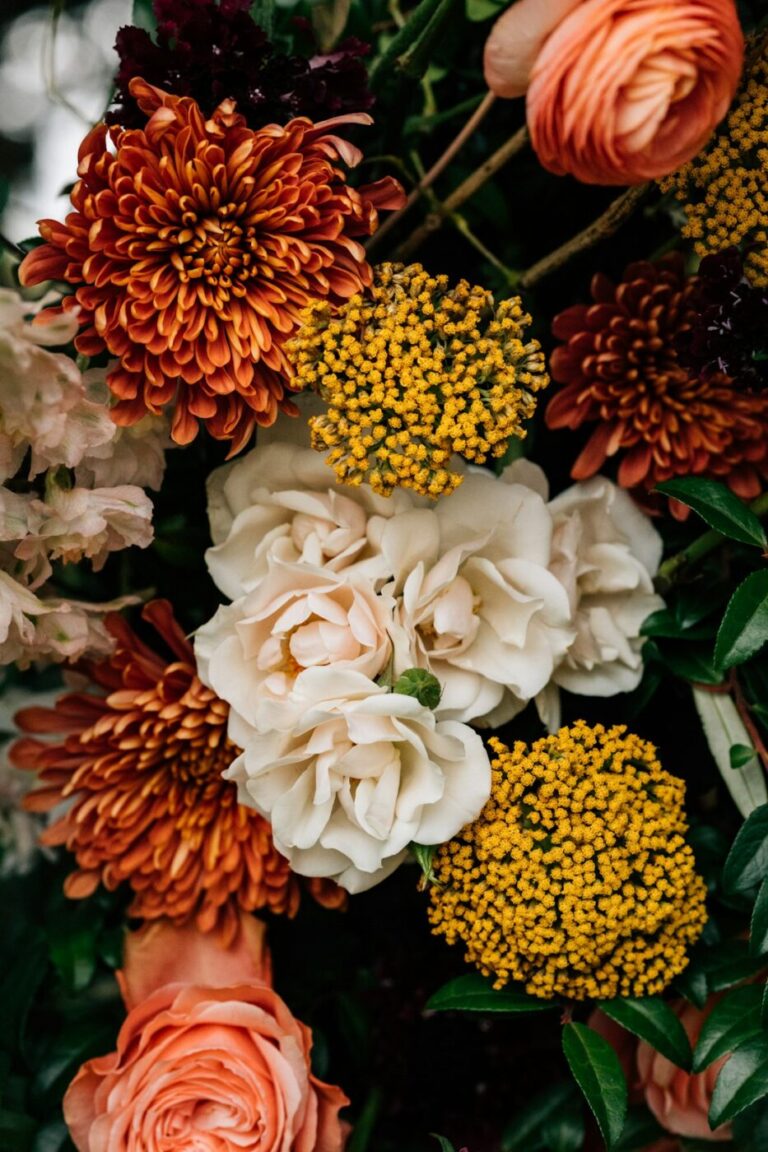 Ramo floral de otoño en tonos cálidos y naturales