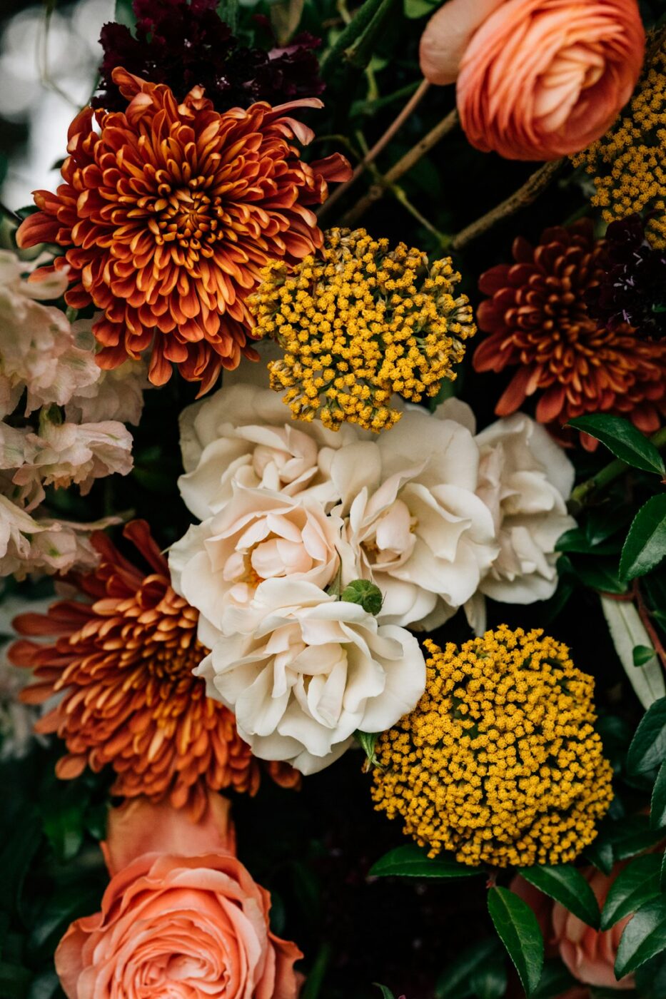 Ramo floral de otoño en tonos cálidos y naturales