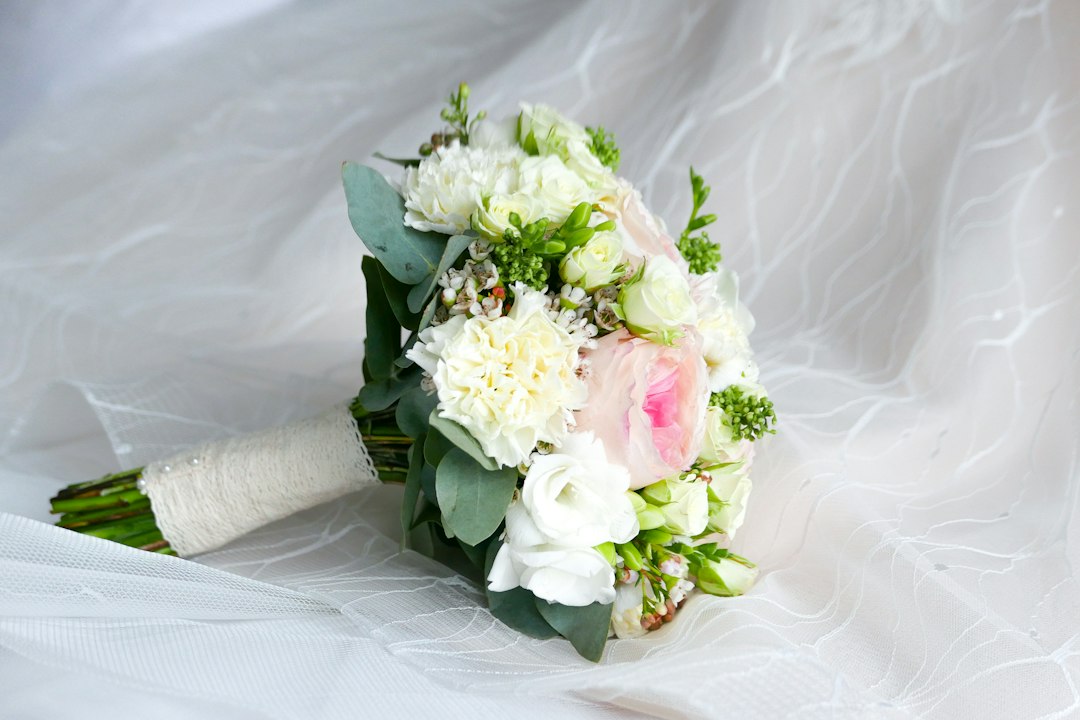 Detalle floral blanco y rosa para ramo de novia