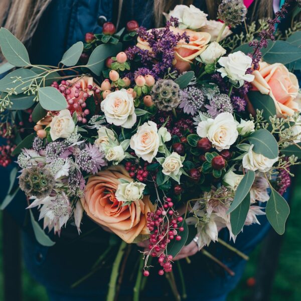 Ramo de novia variado con rosas y flores de temporada