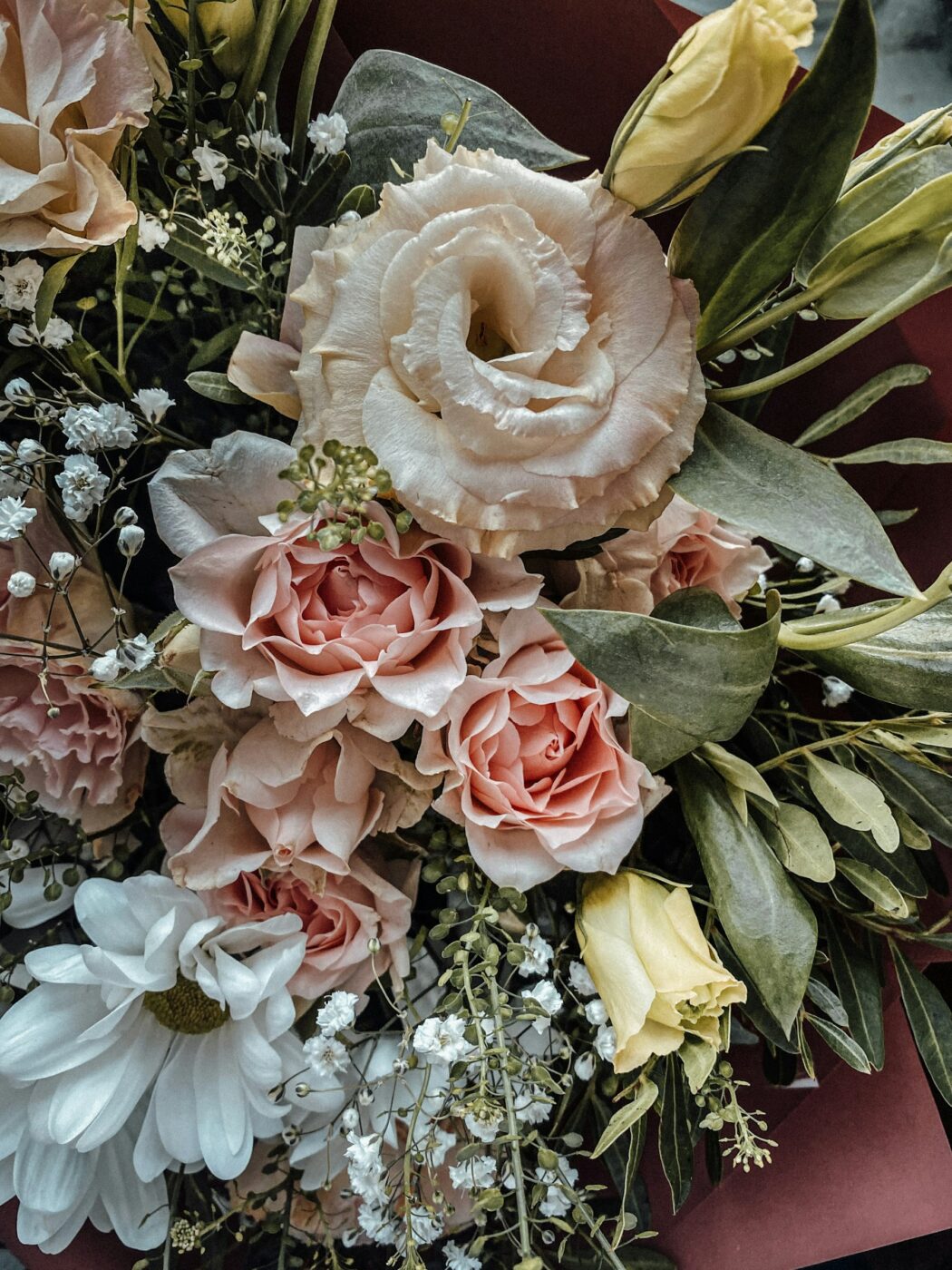 Ramo de rosas rosas y blancas para floristería en Meliana