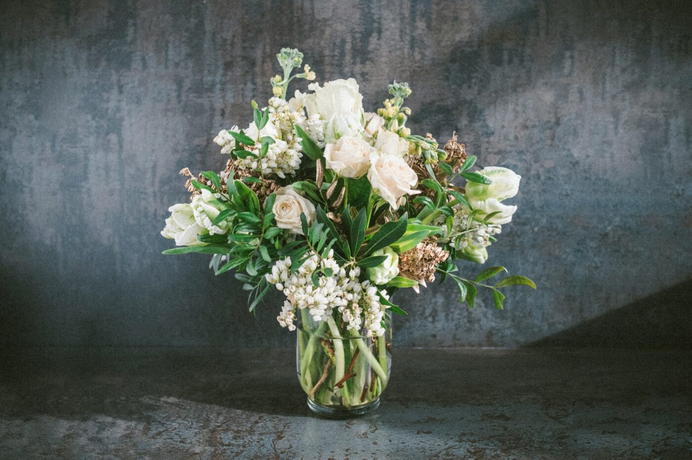 Ramo floral blanco y verde elegante para floristería en Massamagrell